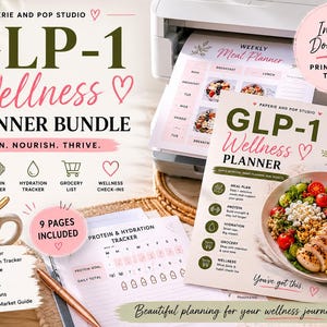 Op de afbeelding: Een wellness planner bundle met de tekst "GLP-1 Wellness Planner Bundle". De bundel bevat een wekelijkse maaltijdplanner, een eiwit- en hydratatie tracker en een boodschappenlijst. De afbeelding bevat ook een kopje thee met een schijfje citroen.