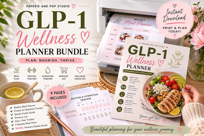 Op de afbeelding: Een wellness planner bundle met de tekst "GLP-1 Wellness Planner Bundle". De bundel bevat een wekelijkse maaltijdplanner, een eiwit- en hydratatie tracker en een boodschappenlijst. De afbeelding bevat ook een kopje thee met een schijfje citroen.