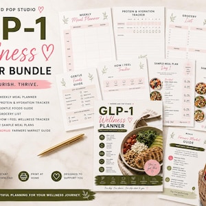 Op de afbeelding: Een wellness planner bundel met de tekst "GLP-1 Wellness Planner Bundle". De bundel bevat een wekelijkse maaltijdplanner, eiwit- en hydratatie tracker, boodschappenlijst en meer. De afbeelding heeft een roze en groen kleurenschema.