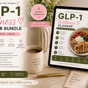 Op de afbeelding: Een digitale wellness planner bundel met de tekst "GLP-1 Wellness Planner Bundle". De afbeelding bevat een tablet met een maaltijdplan, een koffiemok, een pen en een notitieblok met handgeschreven notities. De planner bevat maaltijdplanning, hydratatie tracking en boodschappenlijsten.