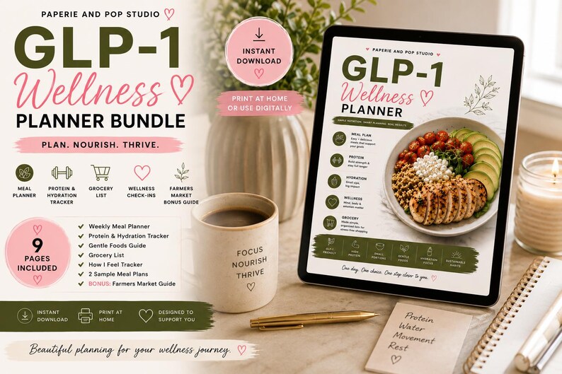Op de afbeelding: Een digitale wellness planner bundel met de tekst "GLP-1 Wellness Planner Bundle". De afbeelding bevat een tablet met een maaltijdplan, een koffiemok, een pen en een notitieblok met handgeschreven notities. De planner bevat maaltijdplanning, hydratatie tracking en boodschappenlijsten.