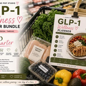 Op de afbeelding: Een winkelwagen gevuld met boodschappen en een wellnessplanner. De planner, getiteld "GLP-1 Wellness Planner Bundle", bevat maaltijdplannen, een eiwitvolger en een boodschappenlijst. Verse producten, kipfilet en eiwit zijn ook zichtbaar.