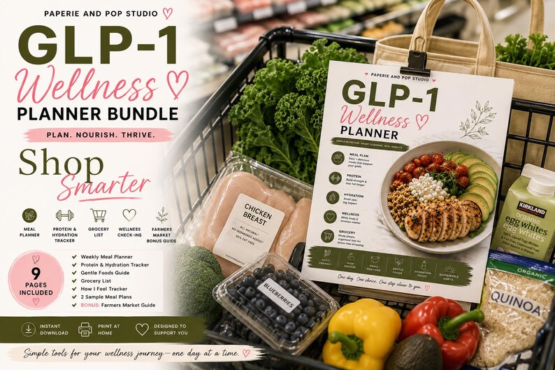 Op de afbeelding: Een winkelwagen gevuld met boodschappen en een wellnessplanner. De planner, getiteld "GLP-1 Wellness Planner Bundle", bevat maaltijdplannen, een eiwitvolger en een boodschappenlijst. Verse producten, kipfilet en eiwit zijn ook zichtbaar.