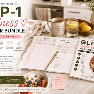 Op de afbeelding: Een wellness planner bundle met de tekst "GLP-1 Wellness Planner Bundle". Bevat een wekelijkse maaltijdplanner, eiwit- en hydratatie tracker en boodschappenlijst. Een mok met "Focus, Nourish, Thrive" is ook zichtbaar.