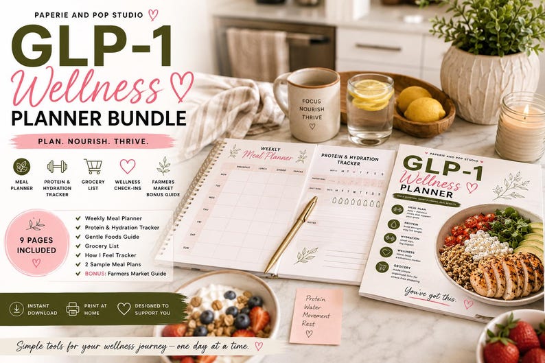 Op de afbeelding: Een wellness planner bundle met de tekst "GLP-1 Wellness Planner Bundle". Bevat een wekelijkse maaltijdplanner, eiwit- en hydratatie tracker en boodschappenlijst. Een mok met "Focus, Nourish, Thrive" is ook zichtbaar.