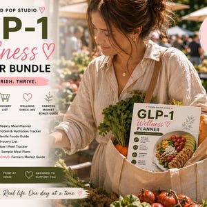 Op de afbeelding: Een vrouw op een boerenmarkt draagt een draagtas met een "GLP-1 Wellness Planner Bundle" en verse producten. De omslag van de planner toont een gezonde maaltijd. De tas bevat wortelen, brood en groenten. De tekst op de planner luidt "Plan. Voeden. Bloeien."