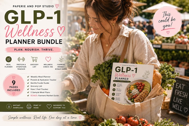 Op de afbeelding: Een vrouw op een boerenmarkt draagt een draagtas met een "GLP-1 Wellness Planner Bundle" en verse producten. De omslag van de planner toont een gezonde maaltijd. De tas bevat wortelen, brood en groenten. De tekst op de planner luidt "Plan. Voeden. Bloeien."