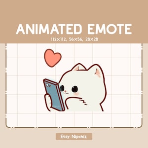 Joli chat blanc animé tenant son téléphone/l'émoticône pour la diffusion en continu et appuyant dessus pour le diffuser/Émoticône dessin animé