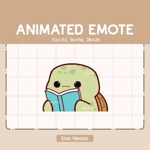 Puede incluir: Emoji animado de una tortuga verde con un caparazón marrón, leyendo un libro azul. La tortuga tiene ojos grandes y negros y una pequeña boca rosa. El texto "Nipchiz" aparece en el caparazón de la tortuga.
