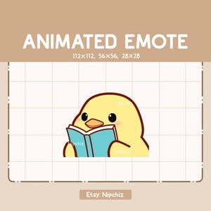 Puede incluir: Emoticono animado de un pollito amarillo leyendo un libro azul. El pollito tiene un pequeño pico y ojos grandes y redondos. El libro está abierto y las páginas son visibles.