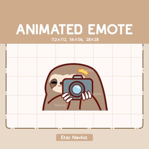 Op de afbeelding: Geanimeerde luiaard-emoji die een camera vasthoudt. De luiaard is bruin met een lichtbruin gezicht en een kroon op zijn hoofd. De camera is grijs met een lichtblauwe lens. De emoji is beschikbaar in drie maten: 112x112, 56x56 en 28x28.