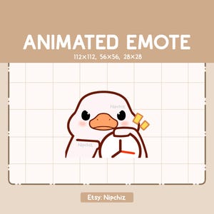 Puede incluir: Emoticono animado de un pato blanco con ojos marrones y pico rojo que sostiene un despertador rojo con una esfera blanca y agujas negras. El pato lleva una camisa blanca con la palabra "Nipchiz" escrita en ella. El fondo es una cuadrícula blanca.