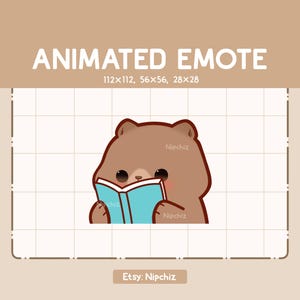 Puede incluir: Emoticono animado de un oso marrón leyendo un libro azul. El oso tiene una expresión linda y está sosteniendo el libro con ambas patas. El emoticono es perfecto para expresar el amor por la lectura o el aprendizaje.
