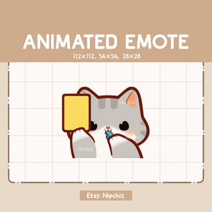 Animowana emotka Szary pręgowany kot dmuchający w gwizdek i trzymający żółtą kartkę / Kreskówkowa emotka Kawaii / Gotowa do użycia / Śmieszna słodka emotka