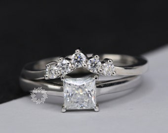 Conjunto de anillos nupciales Princess Moissanite, conjunto de anillos de compromiso con solitario Moissanite de corte princesa de 1 CT, banda curva delicada, conjunto de anillos de oro blanco de 14K