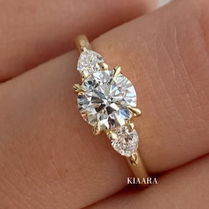 1.3 CT Rundschliff Moissanite Verlobungsring, 14K Massivgoldring, Drei-Stein-Ring, seitlicher Steinring in Birnenschliff, Trilogie Ring, Geschenk für sie