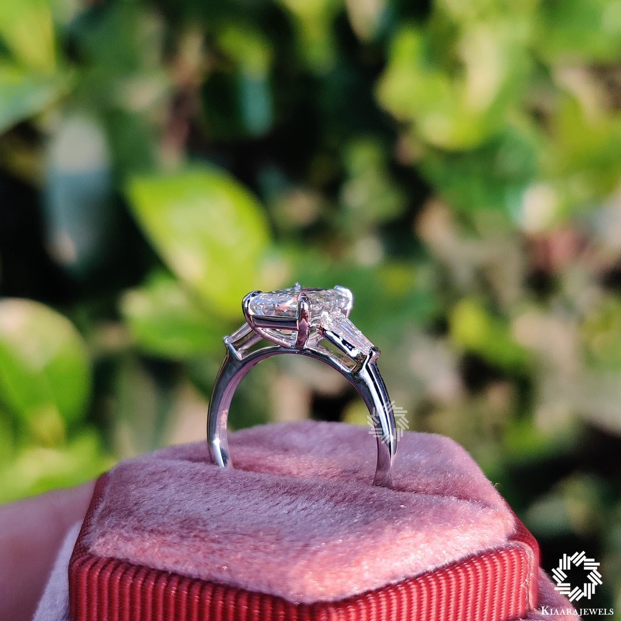 2カラットのエメラルドカットモアッサナイトエンゲージリング、14K