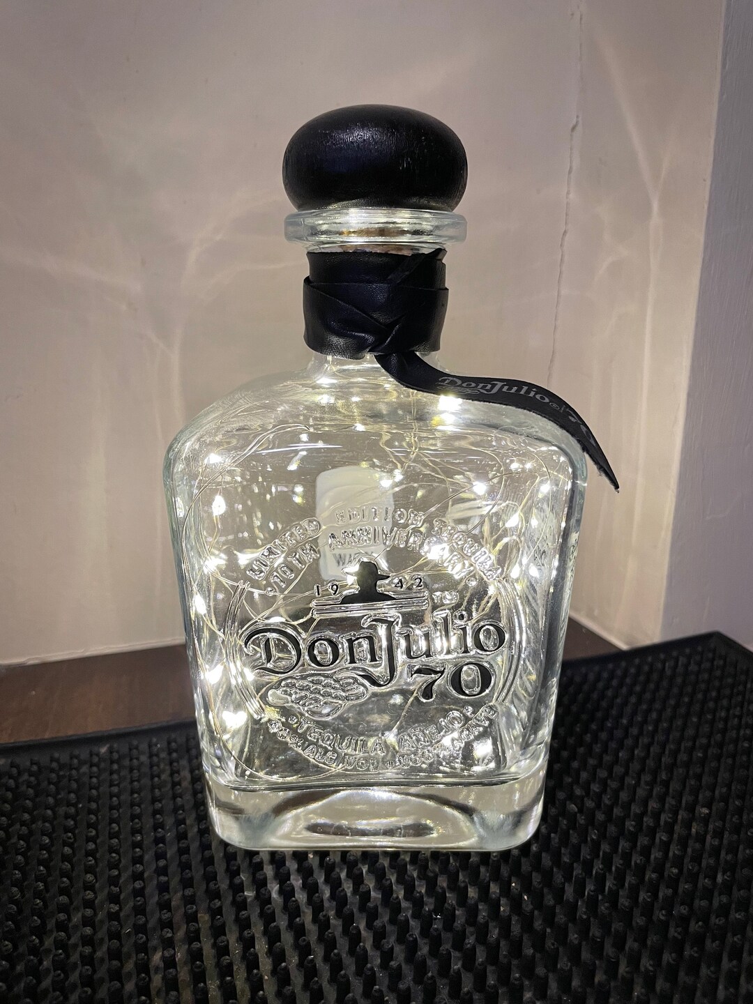 Botella de tequila Don Julio 70 Añejo con luces LED que funcionan con