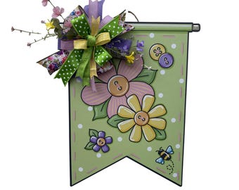 Floral wooden door hanger, whimsical bee and flowers door decoration, flowery flag welcome sign, gift for home decoration, summer home decor