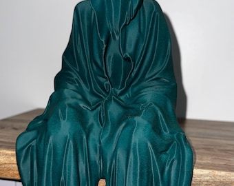 Kapuzenfigur, die über die Kante des Regals oder der Einheit hängt. Von Verrätern inspiriert. 3 Größen verfügbar.