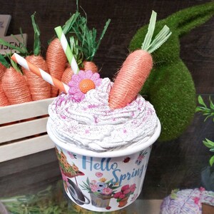 Faux Dessert / Faux Schlagsahne / glücklich Frühling / Ostern Faux Peitsche / Ostern Dekor / Tiered Tablett Dekor / Frühling Dekor / Karotte Peitsche