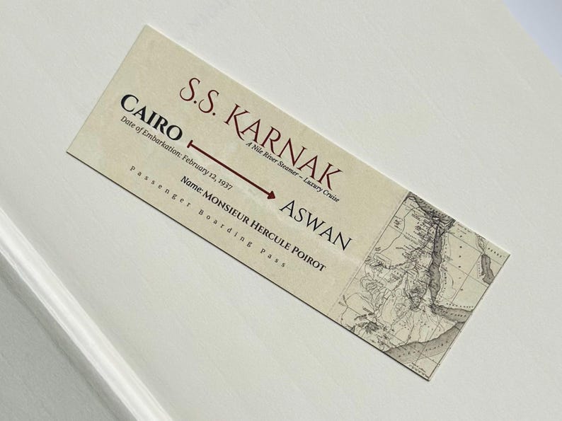 K&ouml;nnte beinhalten: Ein Boarding Pass im Vintage-Stil f&uuml;r die S.S. Karnak, ein Nil-Dampfer. Der Pass, mit einer Karte, zeigt die Reise von Kairo nach Assuan, datiert vom 12. Februar 1937, und den Namen des Passagiers, Monsieur Hercule Poirot.