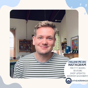 K&ouml;nnte beinhalten: Ein Mann mit blonden Haaren und einem gestreiften Hemd l&auml;chelt in die Kamera. Das Bild enth&auml;lt den Text "FOLLOW ME ON INSTAGRAM" und "@THEUKBOOKGUY". Der Hintergrund umfasst einen Holzschrank und ein gerahmtes Poster.