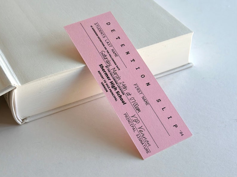 以下が含まれることがあります： ピンク色の留置票で、上部に「DETENTION SLIP」という文字が書かれています。この票はシャーメル高校用で、3月24日土曜日午前7時の日付が記載されています。この票には、生徒の氏名と、副校長であるV.P.バーノン氏の署名欄があります。