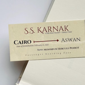K&ouml;nnte beinhalten: Ein Vintage-Passagier-Boardingpass f&uuml;r die S.S. Karnak, ein Nil-Dampfer. Das Ticket zeigt eine Route von Kairo nach Assuan mit dem Einschiffungsdatum 12. Februar 1937. Der Name des Passagiers ist Monsieur Hercule Poirot.