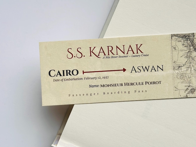 K&ouml;nnte beinhalten: Ein Vintage-Passagier-Boardingpass f&uuml;r die S.S. Karnak, ein Nil-Dampfer. Das Ticket zeigt eine Route von Kairo nach Assuan mit dem Einschiffungsdatum 12. Februar 1937. Der Name des Passagiers ist Monsieur Hercule Poirot.