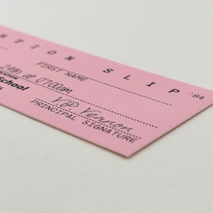 以下が含まれることがあります： 右上に「SLIP '84」と書かれたピンク色の学校の伝票。空白の行の上に「FIRST NAME」と印刷されています。「LOCATION」というテキストは「March 24th at 07:00am」というテキストの上に印刷されています。「PRINCIPAL SIGNATURE」というテキストは空白の行の下に印刷されています。「V.O. Vernon」というテキストは空白の行の下に黒インクで手書きされています。「PRINCIPAL」というテキストは署名行の上に印刷されています。