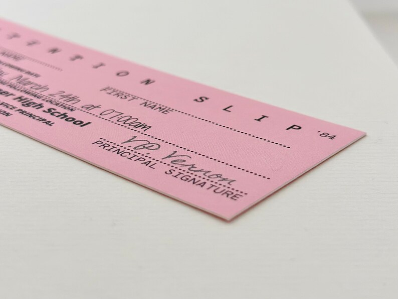 以下が含まれることがあります： 右上に「SLIP '84」と書かれたピンク色の学校の伝票。空白の行の上に「FIRST NAME」と印刷されています。「LOCATION」というテキストは「March 24th at 07:00am」というテキストの上に印刷されています。「PRINCIPAL SIGNATURE」というテキストは空白の行の下に印刷されています。「V.O. Vernon」というテキストは空白の行の下に黒インクで手書きされています。「PRINCIPAL」というテキストは署名行の上に印刷されています。