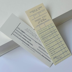 Op de afbeelding: Twee papieren ephemera, één een restaurantbon van de Double R Diner en de andere een document uit Twin Peaks County, met tekst als "Palmer" en "Drowning/Head Trauma".