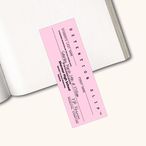 以下が含まれることがあります： ピンク色の居残り票で、上部に「DETENTION SLIP」と書いてあります。この票は、3月24日土曜日午前7時にシャーメル高校で有効です。この票は、生徒が副校長バーノンに報告することを要求しています。