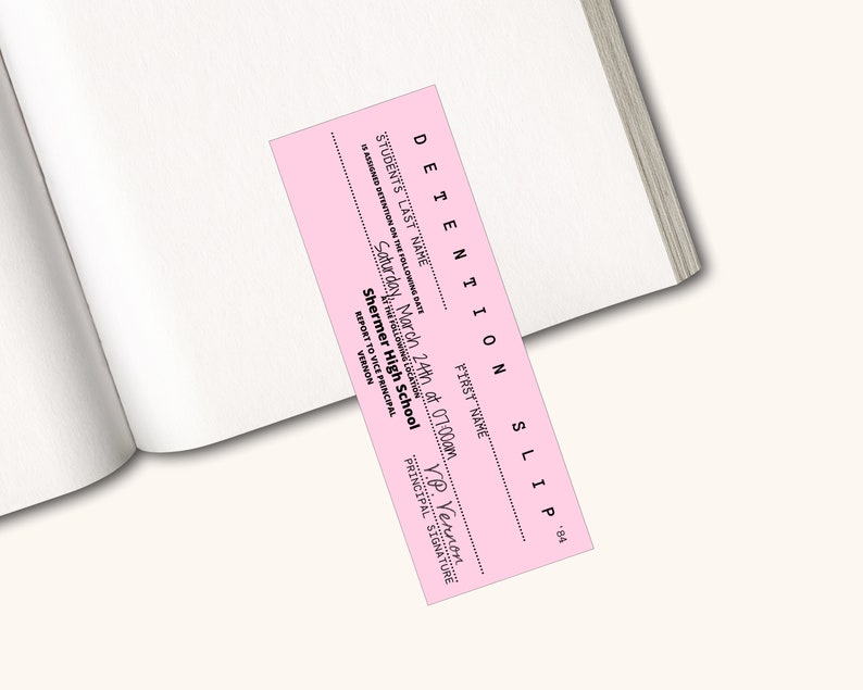 以下が含まれることがあります： ピンク色の居残り票で、上部に「DETENTION SLIP」と書いてあります。この票は、3月24日土曜日午前7時にシャーメル高校で有効です。この票は、生徒が副校長バーノンに報告することを要求しています。