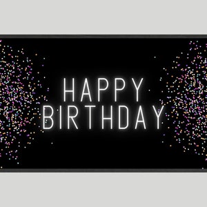 Peut inclure: Fond noir avec du texte blanc qui dit "Joyeux anniversaire" et des confettis colorés éparpillés autour du texte.