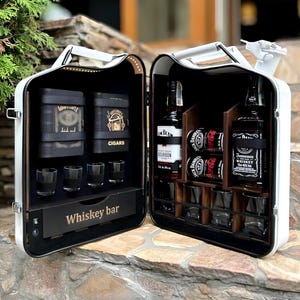 Mini-bar en bidon de 20 L avec enceinte Bluetooth, bar à carburant personnalisé, mini-bar pour la maison, bar de voyage artisanal, cadeau pour lui, pour Noël, pour papa