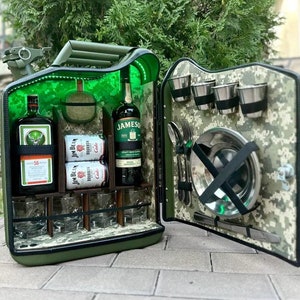 Minibar para hombre como regalo. Regalo para marido, padre, hermano. Regalo para cumpleaños u otras festividades. Bar con bidón del ejército.