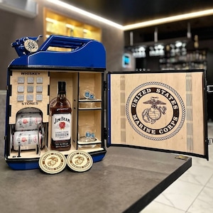 Minibar de whisky de la Infantería de Marina elaborado con un bidón de combustible de 20 litros