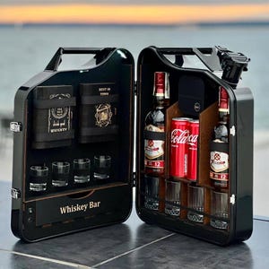 Minibar hecho con un bidón de combustible de 20 litros. Un regalo original para un hombre, esposo, padre o hermano. Minibar para el hogar o para viajar.