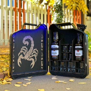Minibar con juego de vasos para bebidas y alcohol para una gran empresa. ¡Un buen regalo para un hombre para cualquier ocasión!