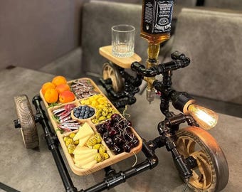 Metallalkoholspender in der Fahrradform mit einem Snacktablett
