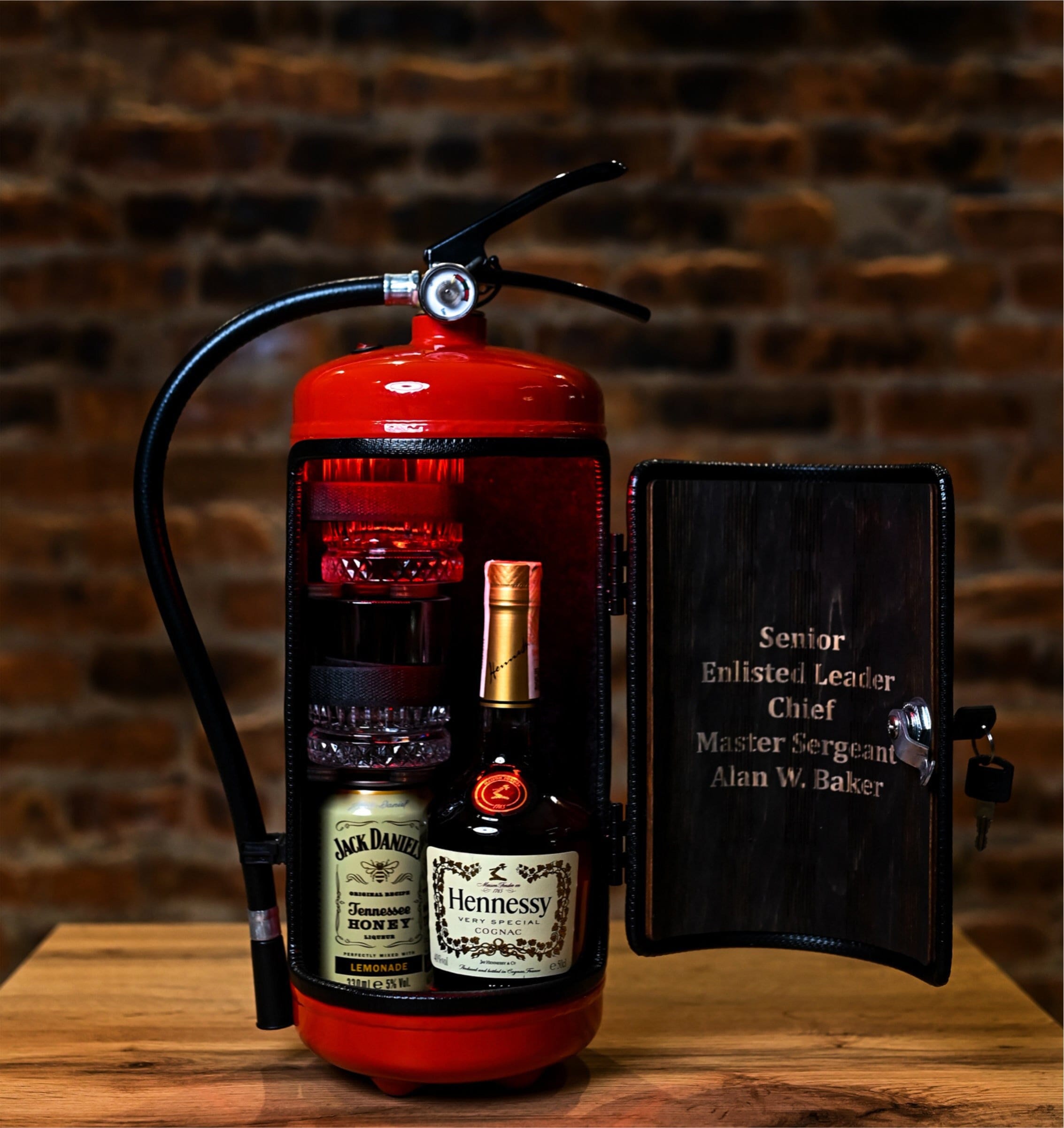 Geburtstagsgeschenk Feuerlöscher Bar mit persönlicher Gravur, Feuerlöscher- Minibar, Whisky-Minibar für Feuerwehrleute, kundenspezifische Brennstoffbar  -  Österreich