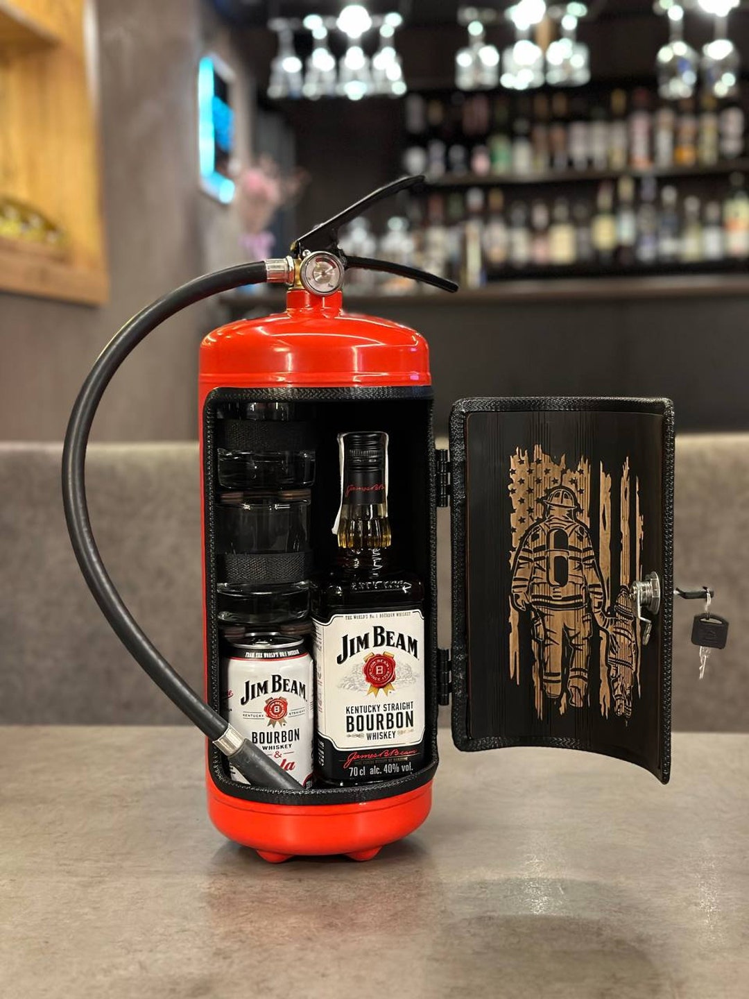 Rote Feuerlöscher Bar mit persönlicher Gravur, Whisky-Minibar für