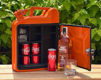 Mini bar personalizzato con tanica da 10 litri e mobiletto per bevande.