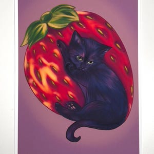 以下が含まれることがあります： 大きなイチゴの中にいる黒い子猫を描いたデジタルアートプリント。 イチゴは鮮やかな赤色で、黄色い種と緑の葉があります。 子猫は黄色い目をし、快適に丸まっています。