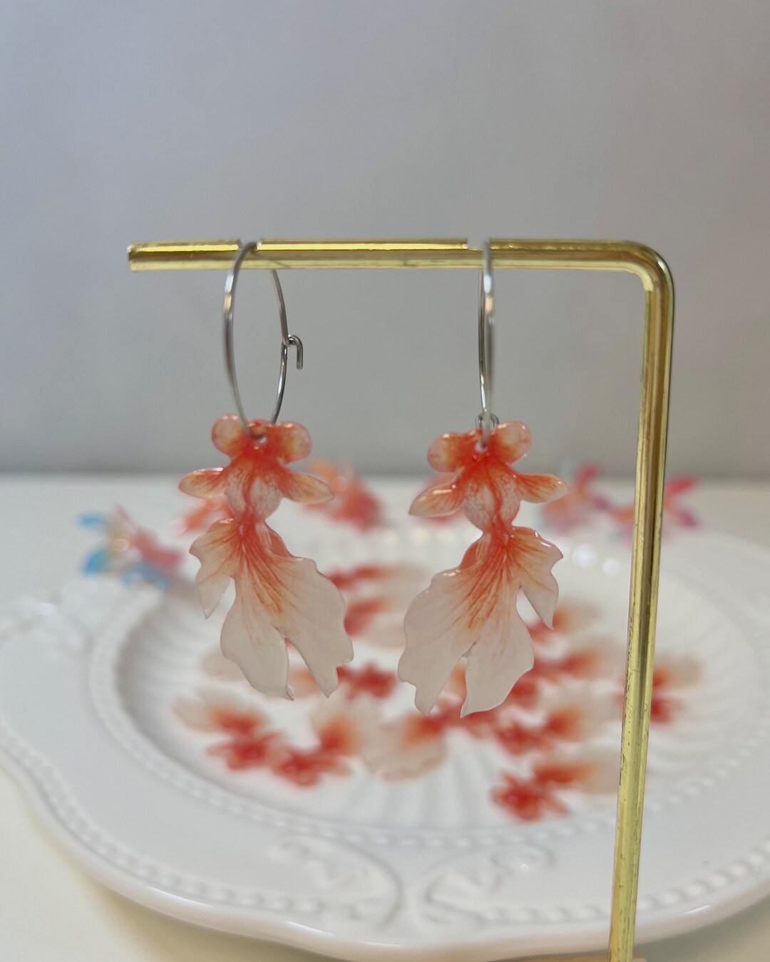 Orecchini a forma di pesce koi in argento e oro, gioielli portafortuna, orecchini con creature dell'oceano, stile kawaii - Italia