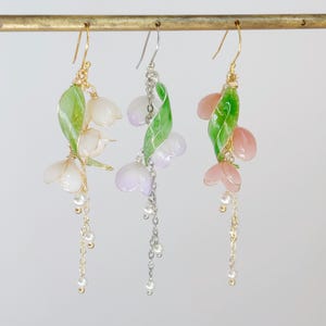 Pendientes colgantes de lirio de los valles en oro y plata, regalo de flor de nacimiento de mayo, joyería nupcial ligera, regalo botánico en blanco, morado y rosa.
