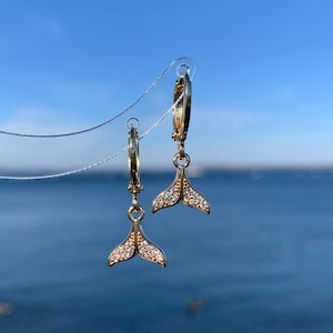 繊細なクジラのしっぽのハギーフープイヤリング