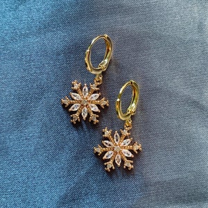 Dainty Snowflake Dangle Earrings